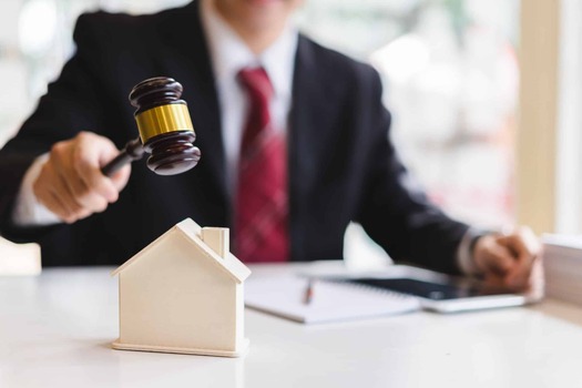 Como Funciona o Leilão de Imóveis com Coproprietário: Aspectos Legais, Jurisprudência e Cuidados Necessários